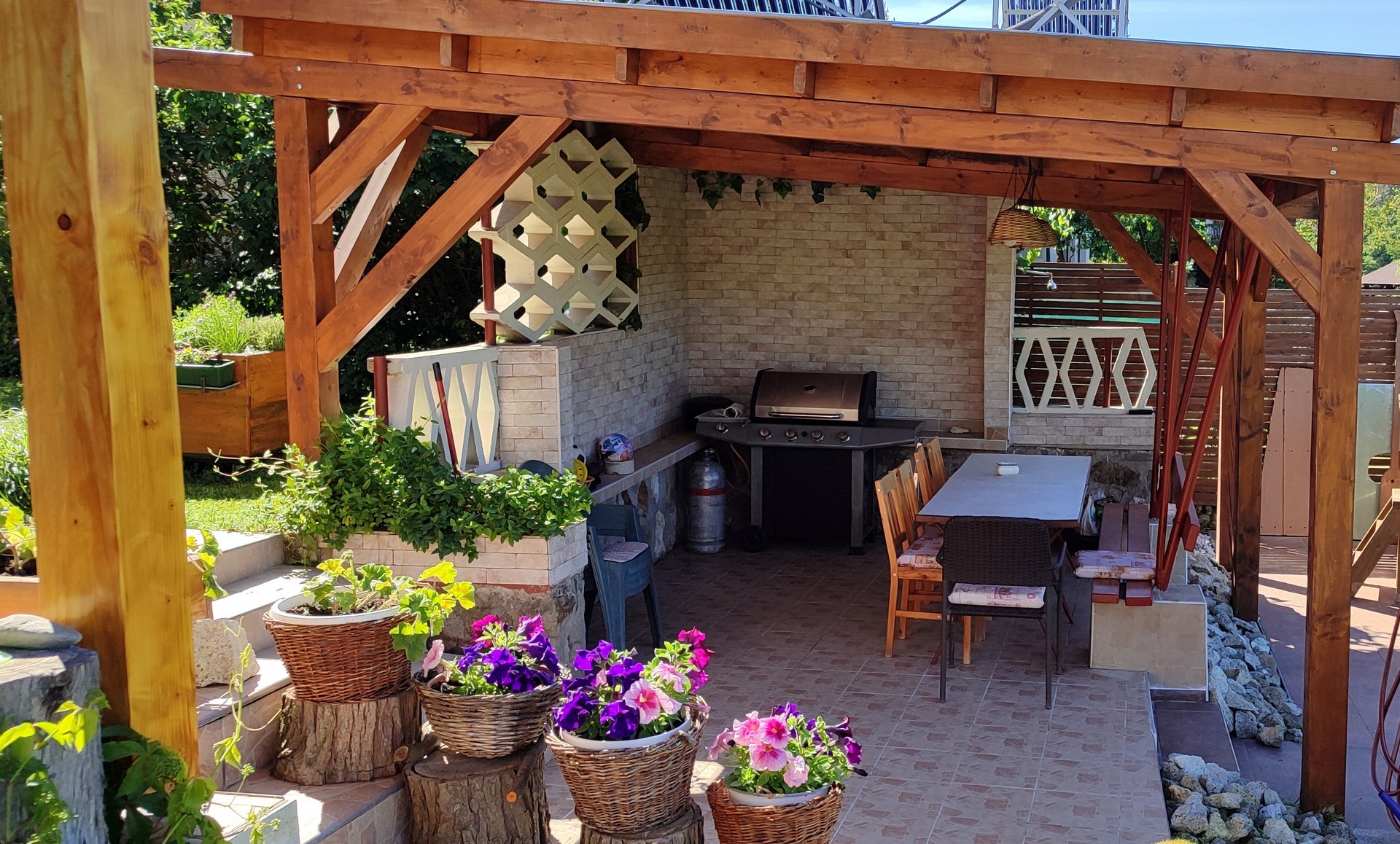 Terasz a grillezővel és a dézsával