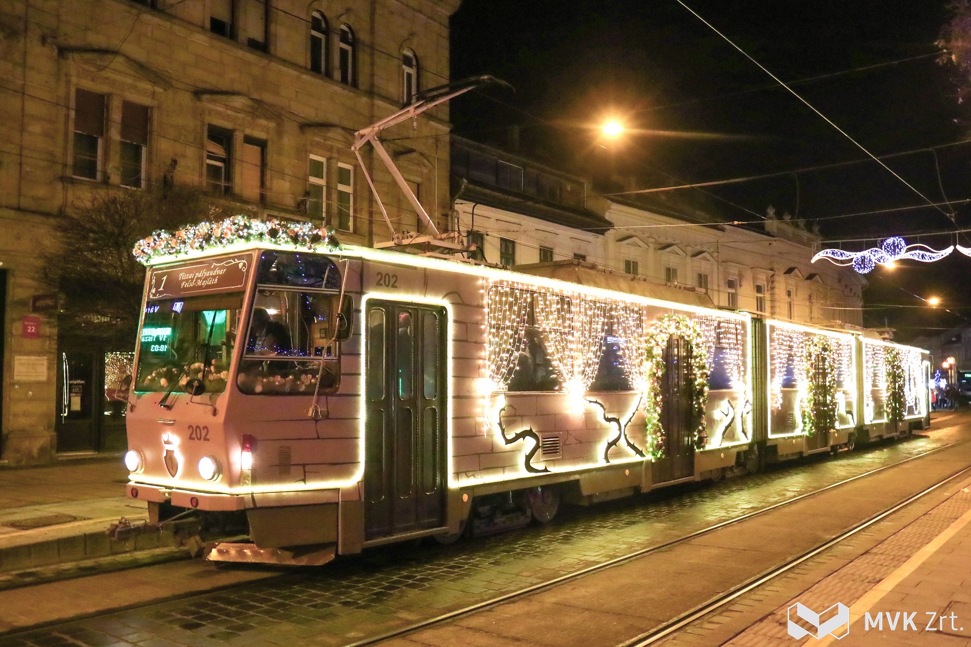advendi villamos Miskolc főutcáján